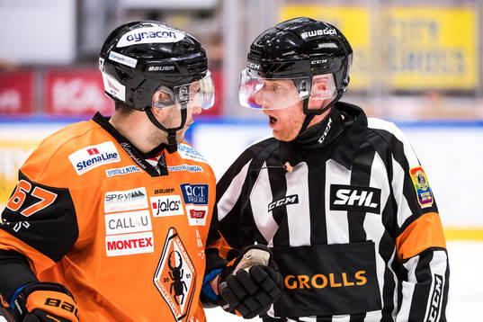 Karlskronas Konstantin Komarek  i diskussions med domaren