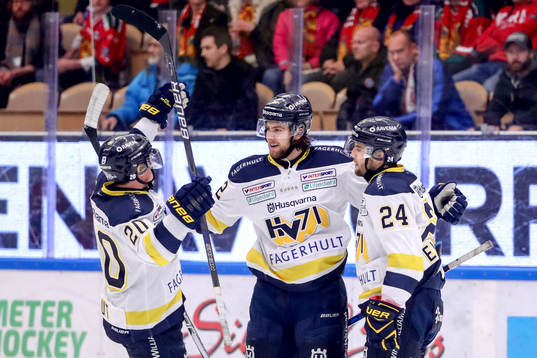 s Kevin Stenlund jublar med lagkamrater