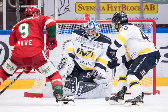 s Dylan Reese framför HV71:s målvakt Fredrik