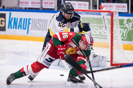 s Dylan Reese och Moras Mathias Bromé  i ishockeymatchen i