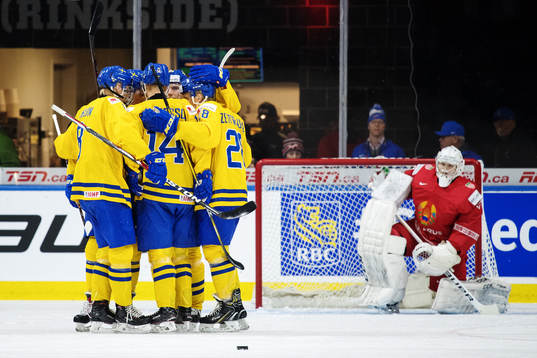 Sveriges Elias Pettersson jublar med lagkamrater