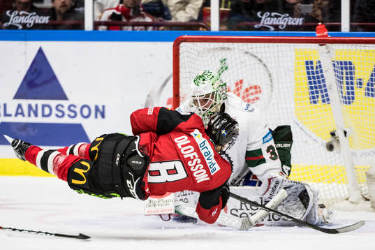 Malmö Redhawks Johan Olofsson mot Frölundas målvakt