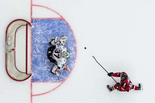 Malmö Redhawks Johan Olofsson gör 2-0 på straff bakom
