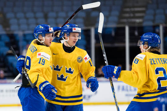 Sveriges Alexander Nylander och Elias Pettersson jublar