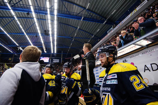 s assisterande tränare Nicklas Rahm jublar på slutsignalen