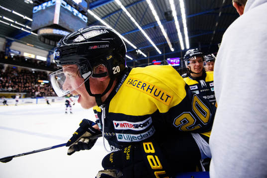 s Lawrence Pilut jublar på slutsignalen