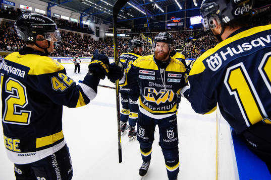 s Robin Figren jublar med Dylan Reese och Topi Jaakola