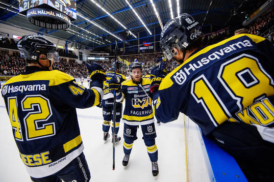 s Dylan Reese och Topi Jaakola jublar med Mattias Tedenby
