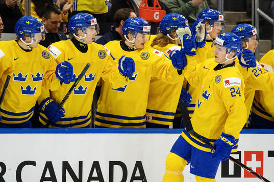 Sveriges Lias Andersson jublar med lagkamrater