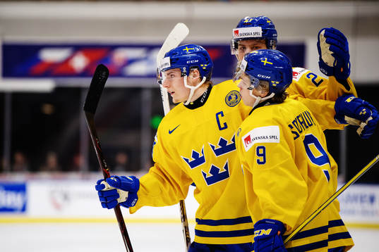 Sveriges Lias Andersson jublar med Jacob Moverare och Tim