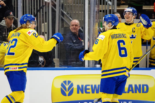 Sveriges Axel Jonsson Fjällby (målskytt) jublar med Linus