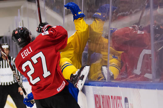 Schweiz Dominik Egli tacklar Sveriges Glenn Gustafsson