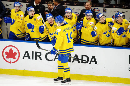 Sveriges Elias Pettersson jublar med lagkamrater