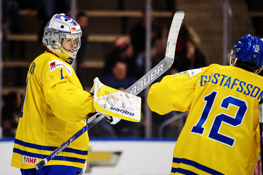 Sveriges målvakt Filip Larsson och Glenn Gustafsson jublar