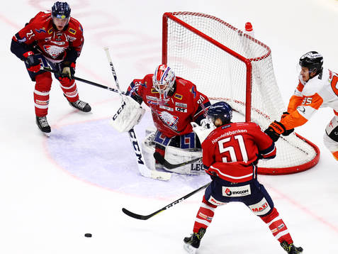 Linköpings Emil Sylvegård, målvakt Jacob Johansson och
