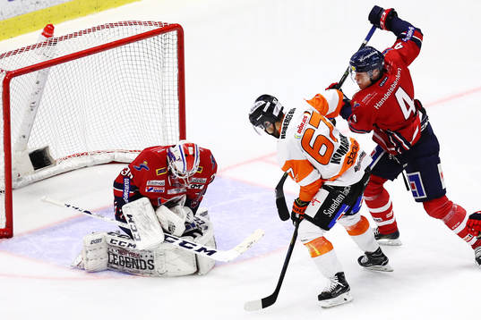 Linköpings målvakt Jacob Johansson räddar ett skott