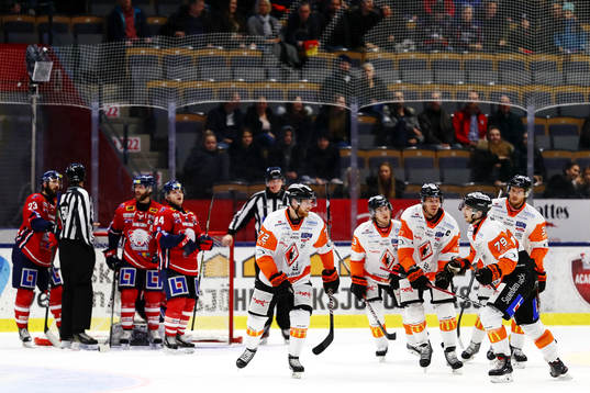 Karlskronas Emil Lundberg jublar med lagkamrater