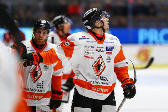 Karlskronas Emil Lundberg jublar och tittar mot jumbotronen