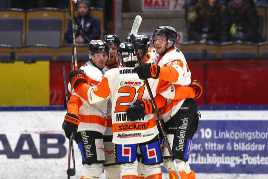 Karlskronas Joachim Rohdin jublar med lagkamrater