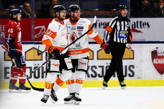 Karlskronas Marcus Paulsson jublar med lagkamrat