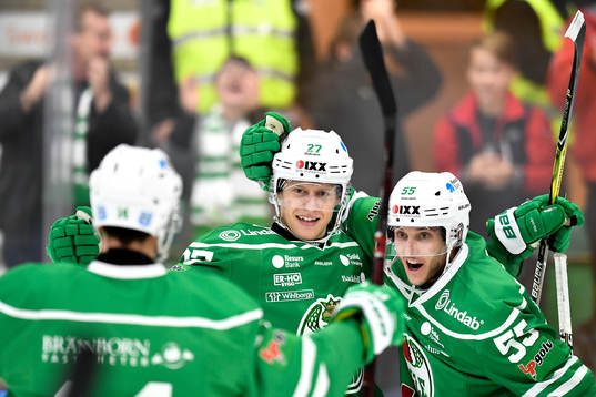 Rögles Jesper Williamsson (mitten) jublar med Rögles Ben