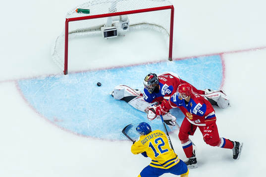 Sveriges Glenn Gustafsson gör 2-3 bakom Rysslands målvakt