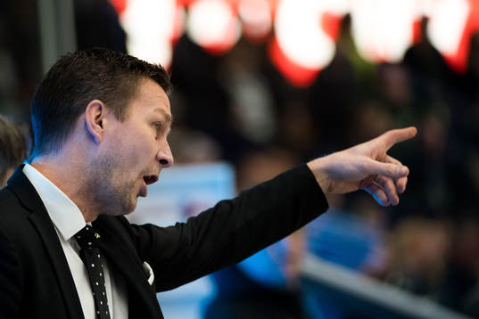 Färjestads tränare Johan Pennerborn reagerar