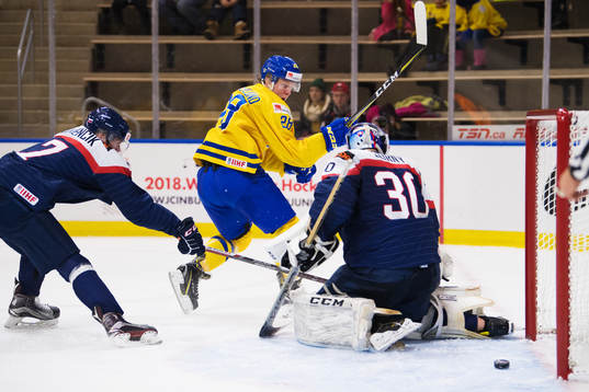 Sveriges Fabian Zetterlund gör 2-0 bakom Slovakiens