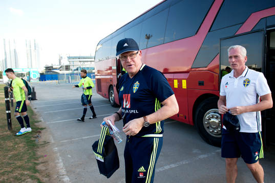 Sveriges förbundskapten Janne Andersson och Håkan Sjöstrand anländer till en träning på det svenska fotbollslandslagets januariturné den 3 januari 2018 i Abu Dhabi.