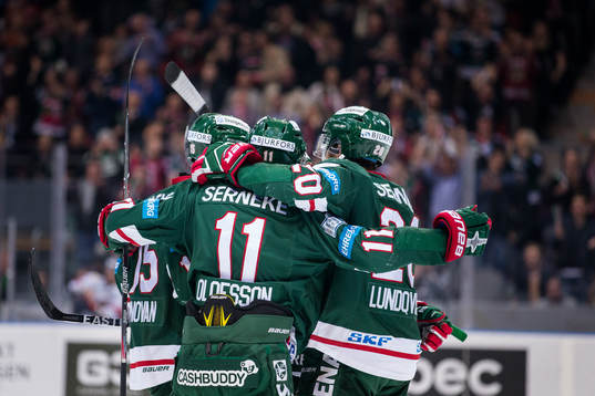 Frölundas Victor Olofsson jublar och omfamnas