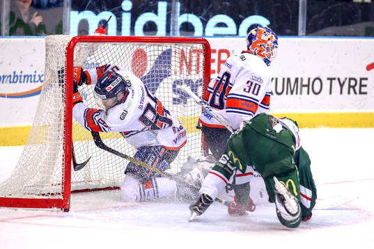 Växjös Liam Reddox och målvakt Viktor Fasth