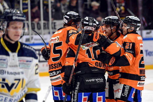 Karlskronas Mattias Guter jublar med lagkamrater