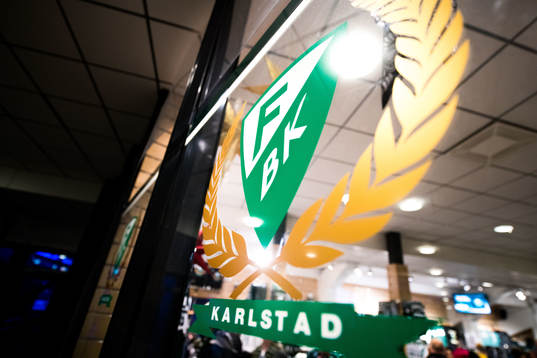 Färjestads klubbmärke på en glasruta innan