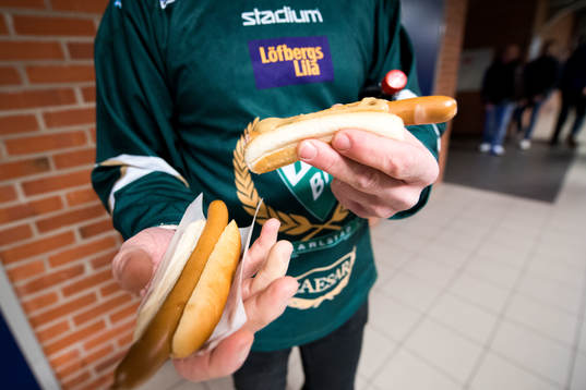 En supporter har köpt två korvar