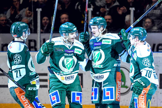 Färjestads Marcus Nilsson jublar med lagkamrater