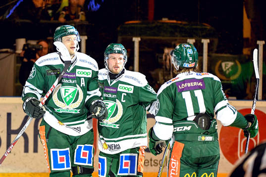 Färjestads Alexander Johansson jublar med lagkamrater