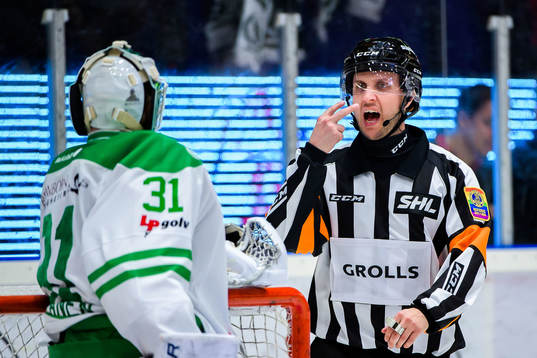 Domare Marcus Linde i samspråk med Rögles målvakt Ville
