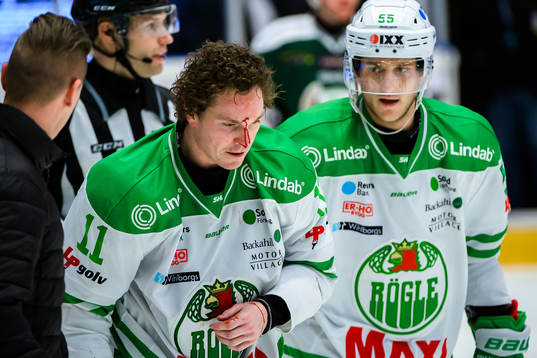 Rögles Bryan Lerg blöder från pappan och blir eskorterad