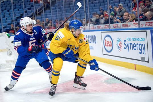 s Ryan Lindgren och Sveriges Axel Jonsson Fjällby