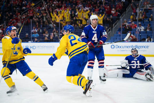 Sveriges Gustav Lindström och Lias Andersson jublar