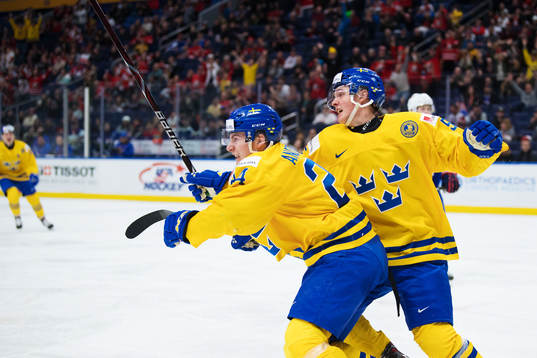 Sveriges Lias Andersson och Gustav Lindström jublar