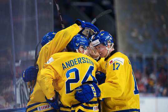 Sveriges Lias Andersson och Fredrik Karlström jublar