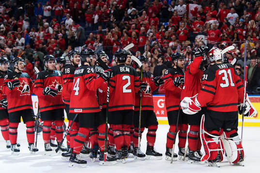 Kanadas spelare jublar