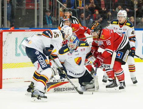 Örebros Joakim Andersson oroar framför Djurgårdens