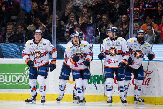 Växjös Adam Brodecki jublar med lagkamrater