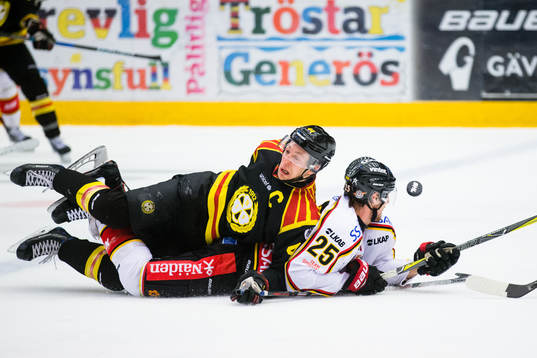 Brynäs Jacob Blomqvist i kamp om pucken med Luleås Anton