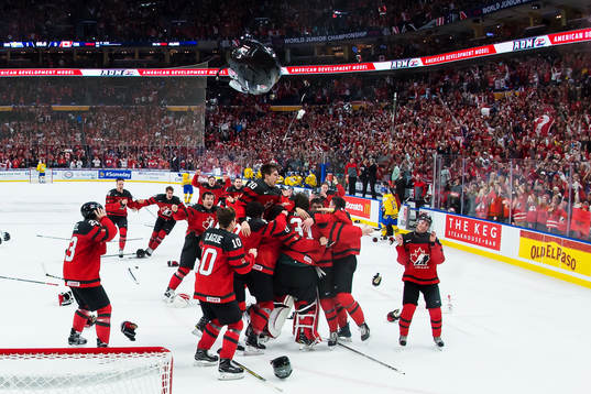 Kanadas spelare jublar