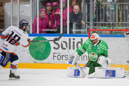 Rögles målvakt Emil Kruse reddar straff frän Växjös