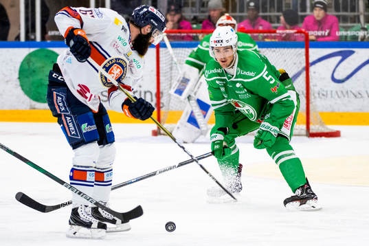 Rögles Alen Bibic bevakar Växjös Linus Fröberg