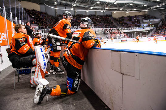 Karlskronas målvakt Henrik Lundberg och Per Ledin  i båset